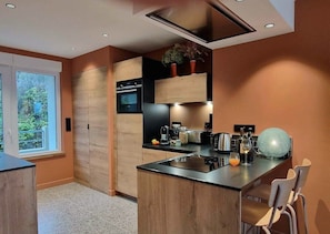 Wasserkocher mit Kaffee-/Teezubehör, Kühlschrank, Mikrowelle, Ofen