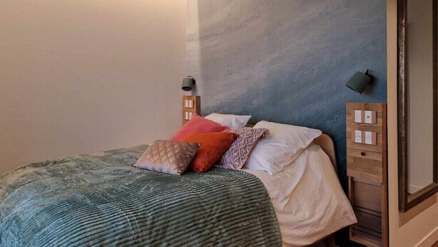 A bedroom with a bed, pillows, bedside lamps, and a nightstand. - La Baraque de l'Empereur (Boulogne-sur-Mer)