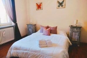 2 Schlafzimmer, Schreibtisch, Bügeleisen/Bügelbrett, Reisekinderbett