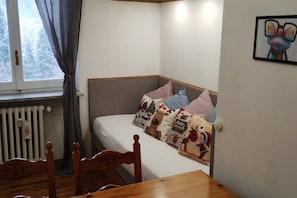 2 camere, una scrivania, ferro/asse da stiro, culla da viaggio