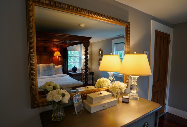 4 bedrooms, desk, WiFi - Elegant In-Town Federal Home Newly Decorated (Edgartown)