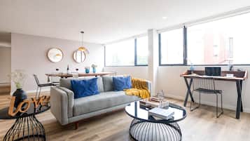 Apartamento premium | Área de estar | Smart TV 50 polegadas com canais digitais