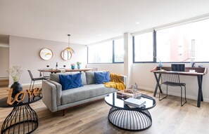 Premium Apartment | Ruang tamu | 50 inci sebuah televisyen pintar dengan digital 