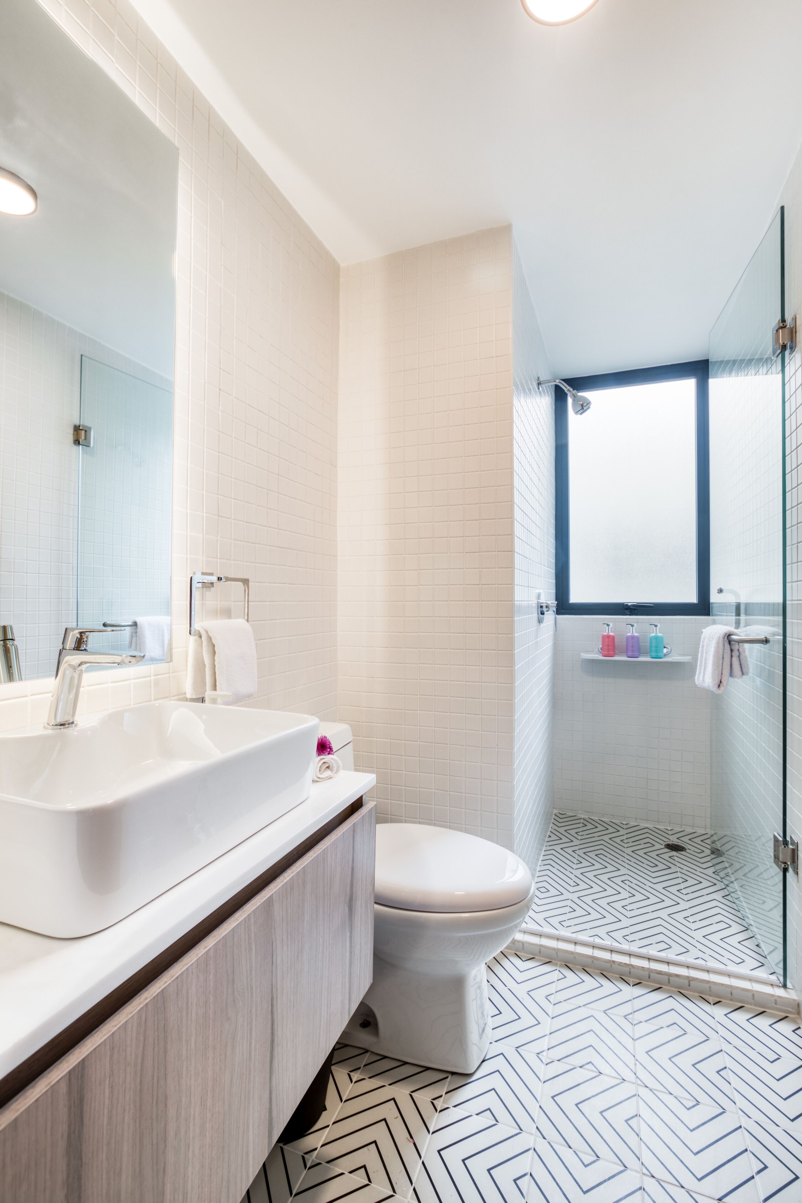 Apartamento premium | Banheiro | Chuveiro, chuveiro com efeito de chuva, secador de cabelo 