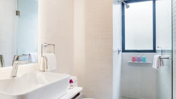 Apartamento premium | Banheiro | Chuveiro, chuveiro com efeito de chuva, secador de cabelo