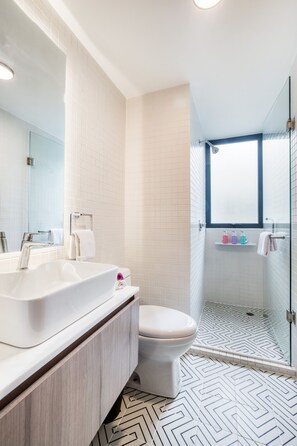 Departamento Premium | Baño | Regadera, regadera tipo lluvia, secadora de cabello, toallas 