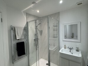 Shower, hair dryer - Cosy self catering apartment in large Victorian Residence (Buxton)