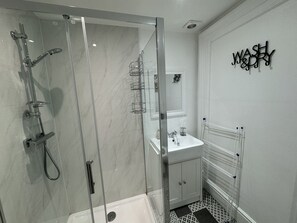 Douche, sèche-cheveux