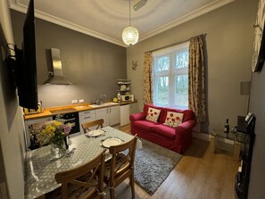 TV - Cosy self catering apartment in large Victorian Residence (Buxton)