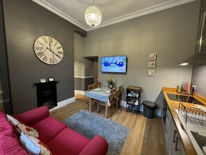 TV - Cosy self catering apartment in large Victorian Residence (Buxton)
