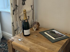 Interior - Cosy self catering apartment in large Victorian Residence (Buxton)