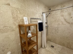 Shower, hair dryer - Cosy self catering apartment in large Victorian Residence (Buxton)
