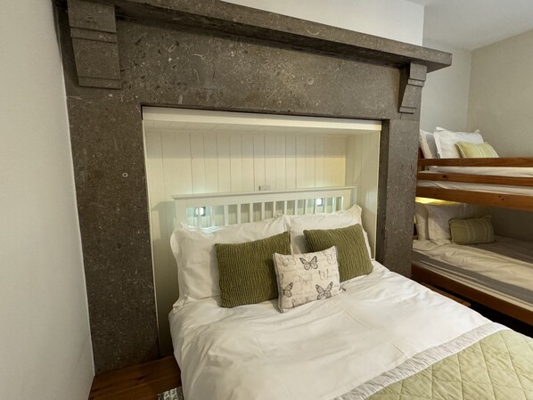 2 bedrooms, iron/ironing board, bed sheets