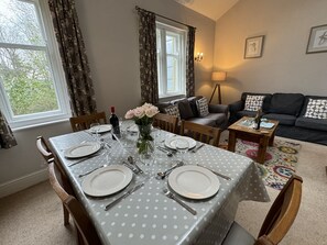 Dining - Cosy self catering apartment in large Victorian Residence (Buxton)