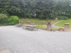 Outdoor dining - Cosy self catering apartment in large Victorian Residence (Buxton)