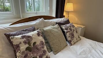 2 bedrooms, iron/ironing board, bed sheets