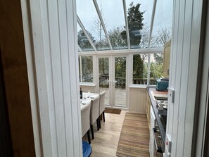 Micro-ondes, four, batterie de cuisine, vaisselle et ustensiles