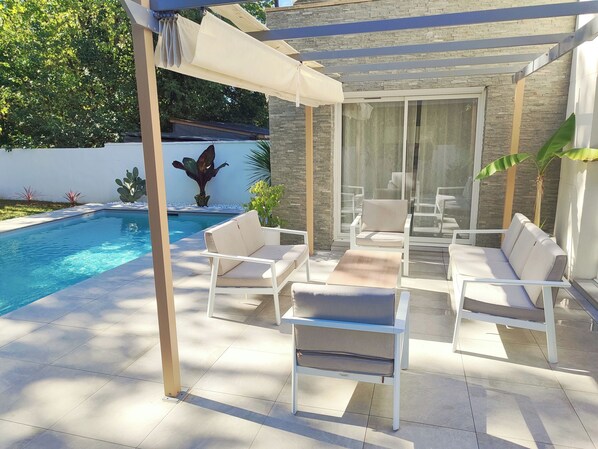 Outdoor pool, a heated pool - Maison Contemporaine Avec Jardin et Piscine (Floirac)