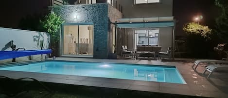 Alberca al aire libre y alberca climatizada