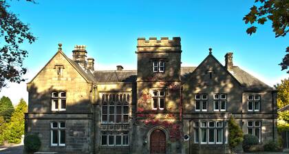 Cosy self catering apartment in large Victorian Residence