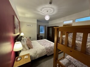 2 habitaciones, tabla de planchar con plancha y wifi gratis 