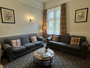 TV - Cosy self catering apartment in large Victorian Residence (Buxton)
