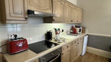 Een magnetron, een oven, kookgerei, borden en bestek