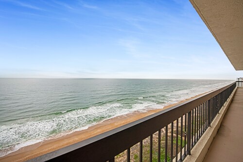 Stylish Penthouse Retreat-Oceanfront Access + Peaceful River Sunset Views