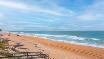 Sulla spiaggia, lettini da mare, teli da spiaggia