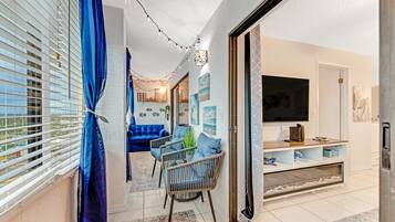 Smart-TV, Kamin, BĂŒcher