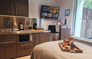 Fridge, microwave, dishwasher, coffee/tea maker