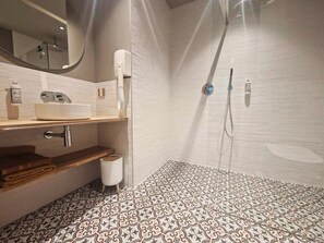 Douche, sèche-cheveux, serviettes fournies, savon
