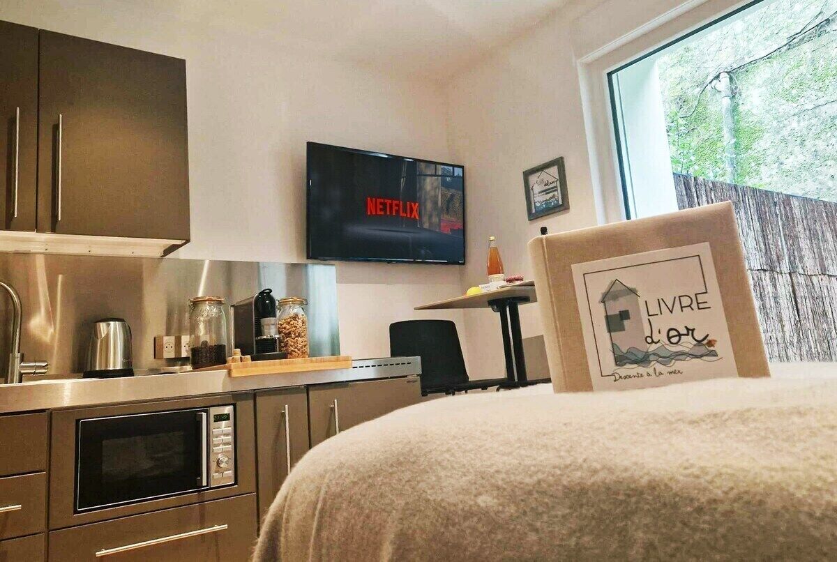 Wasserkocher mit Kaffee-/Teezubehör, Kühlschrank, Mikrowelle