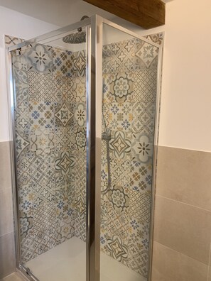 Dusche, Haartrockner, Bidet, Handtücher