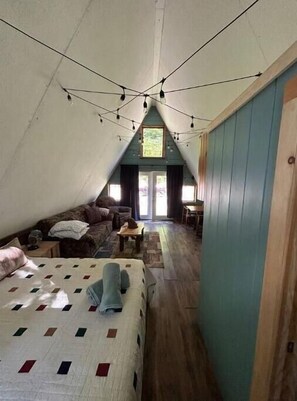 1 bedroom, desk, free WiFi, bed sheets