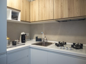 Refrigerador, placa de cocina, lavavajillas, cafetera/tetera