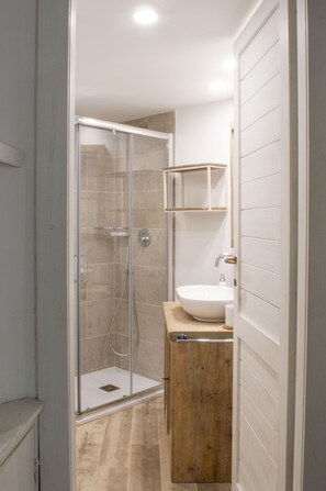 Douche, sèche-cheveux, bidet, serviettes fournies