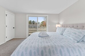 4 chambres, bureau, fer et planche à repasser, lit parapluie