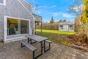 Outdoor dining - Walk to beach, fenced yard, and toys for the kids! (West Yarmouth)