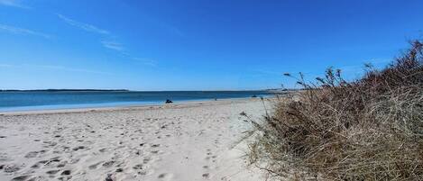 In Strandnähe, Liegestühle, Strandtücher