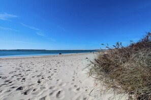 Beach nearby, sun-loungers, beach towels - Walk to beach, fenced yard, and toys for the kids! (West Yarmouth)