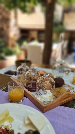 Daily full breakfast (EUR 19 per person) - Sutor Chic Manor (Rethymno)