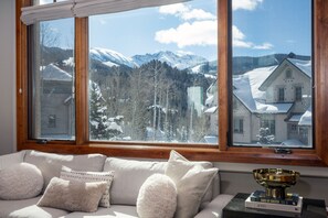 Smart TV, chimenea, videojuegos y libros