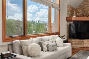 Smart TV, fireplace, video games, books - Aspen Ridge-Elevated by Curate Telluride-Ski-In/Out, Hot Tub, Bunkroom, 5 Star (Mountain Village)