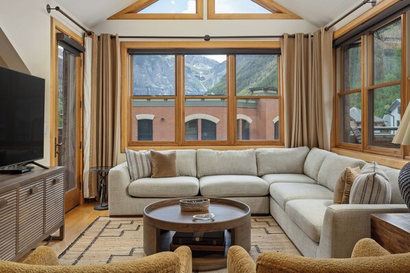 Smart TV, chimenea, reproductor de DVD, libros