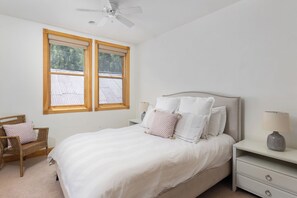 3 bedrooms, desk, iron/ironing board, free WiFi - Pine Street C -Curate Telluride-Walk to Ski,, Near Venues, Partial AC, Dog OK (Telluride)