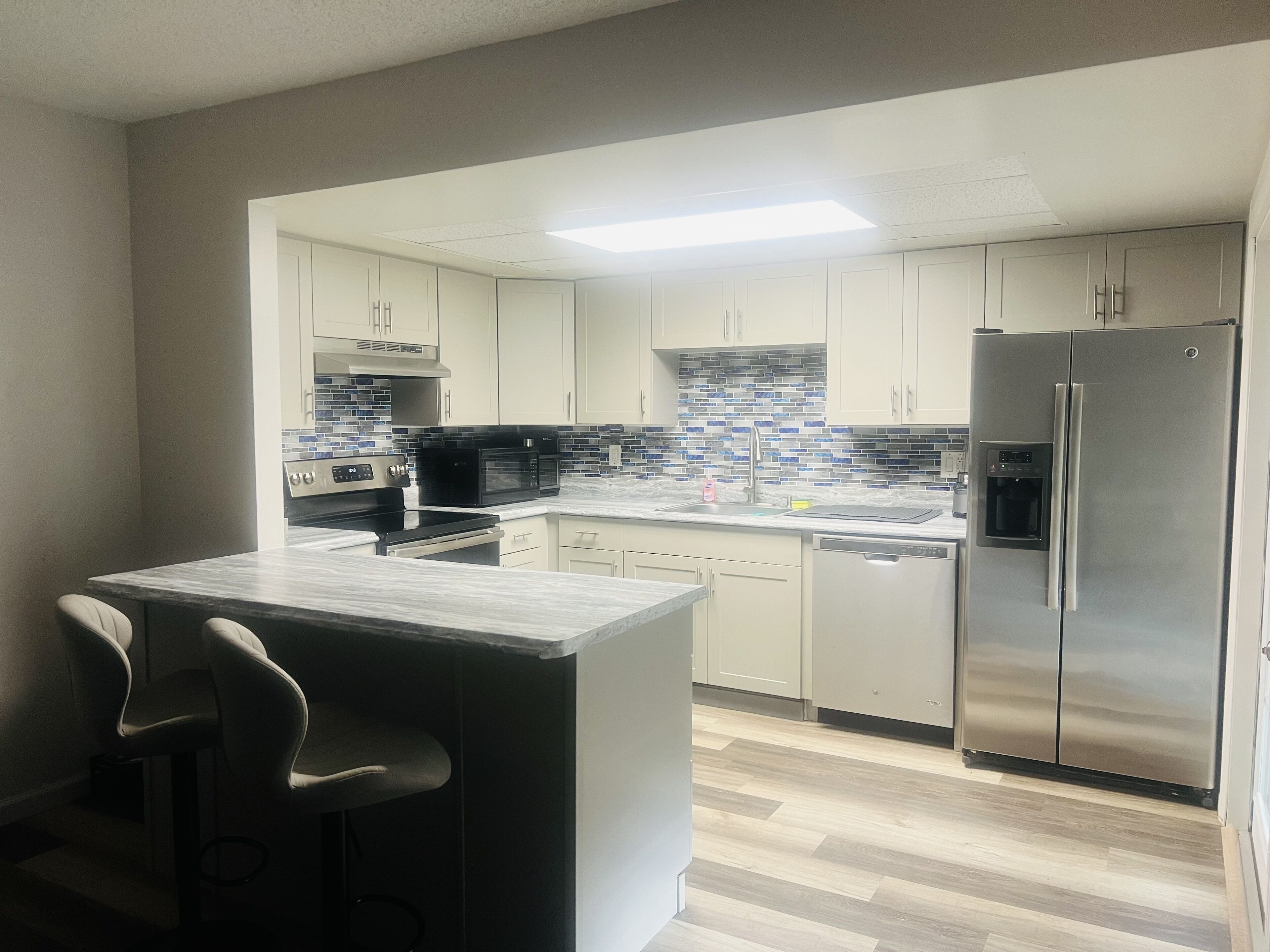 Kjøleskap, mikrobølgeovn, ovn og kokeplater