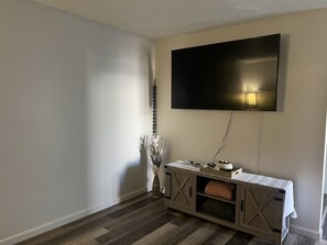 Interior - Beautiful 2/2 townhome across from world class Lake Okeechobee Bass fishing ! (Okeechobee)