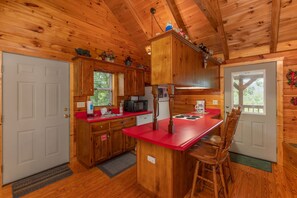 Fridge, microwave, oven, stovetop - Mountain Romance For Two (PIGEON FORGE)