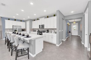 Refrigerador, microondas, horno, lavavajillas